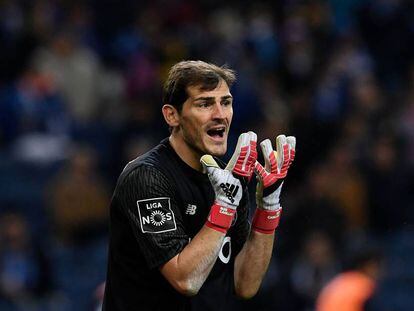 Iker Casillas gesticula durante el partido del Oporto contra el R&iacute;o Ave este domingo.