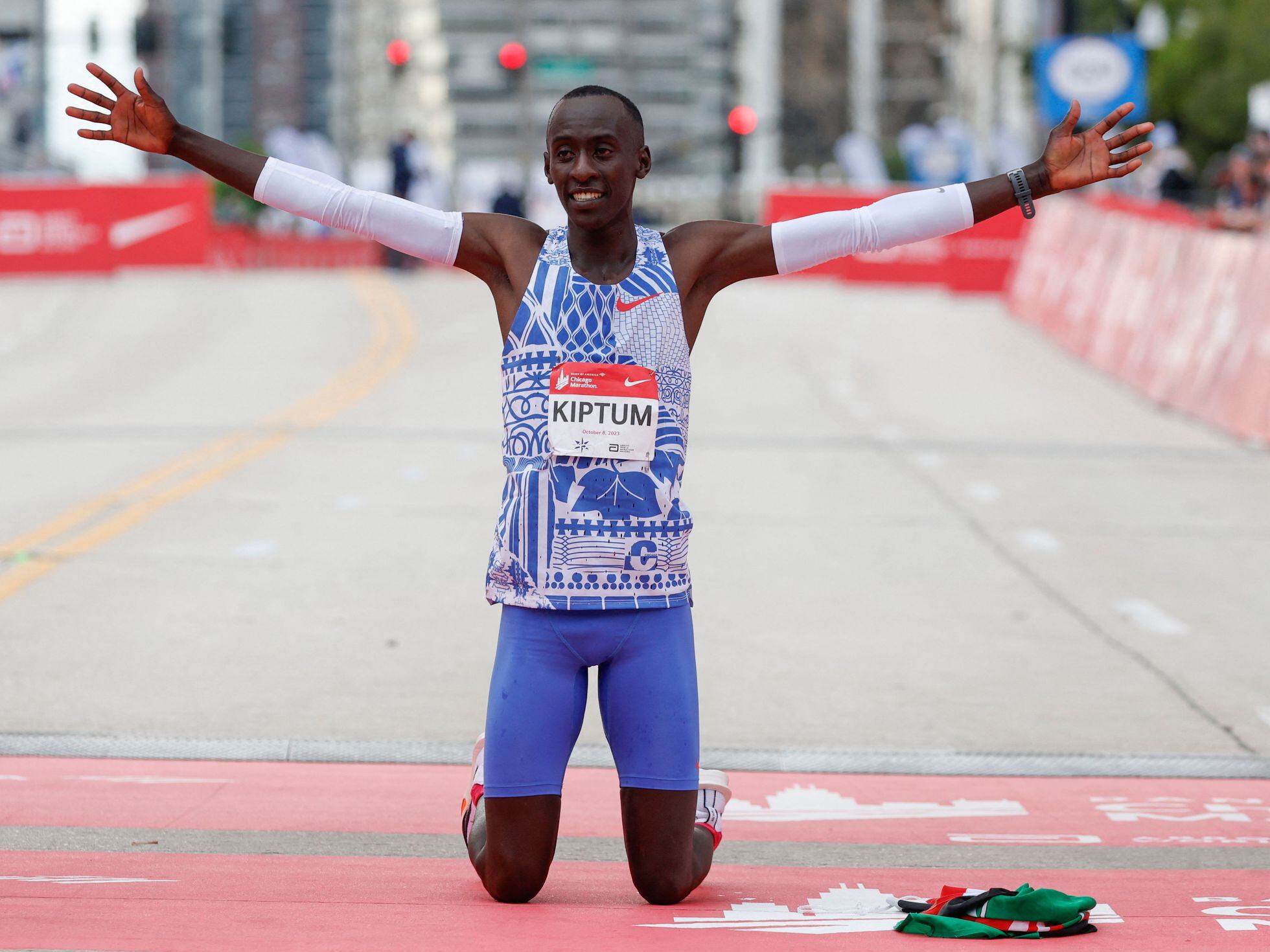 Mujer que cruza la meta imagen de archivo. Imagen de atletismo