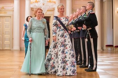 Marie Chantal de Grecia y  Lady Elizabeth Shakerley a su llegada a la cena de gala.