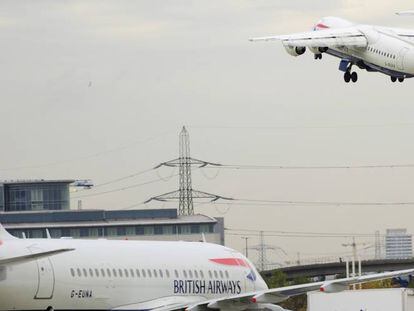 Un avi&oacute;n de British Airways -una de las empresas denunciadas por discriminaci&oacute;n- espera para despegar, mientras que el otro ya ha despegado.