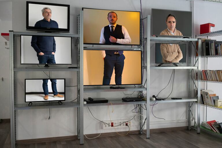 Los fundadores de Filmin, vistos en pantallas de su sede. De izquierda a derecha: Juan Carlos Tous, director ejecutivo; Jaume Ripoll, responsable editorial, y José Antonio de Luna, encargado de desarrollo del negocio.