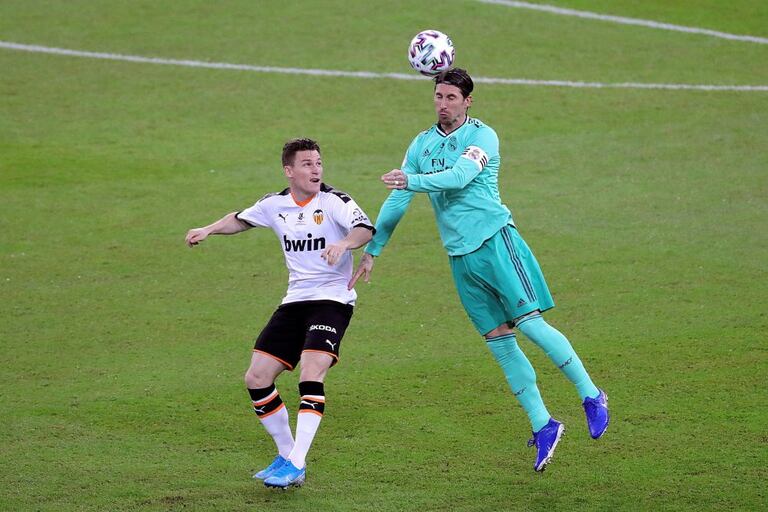 El defensa del Real Madrid Sergio Ramos (derecha) disputa un balón con Kevin Gameiro durante el partido de la Supercopa entre el Real Madrid y el Valencia, disputado el pasado enero en el estadio Rey Abdullah, en la ciudad saudí de Yeda.