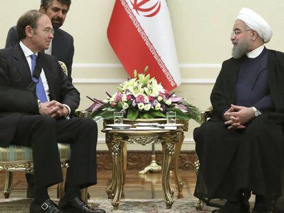 El presidente del Senado espa&ntilde;ol, P&iacute;o Garc&iacute;a-Escudero (izquierda), conversa con el presidente iran&iacute;, Hasan Rohan&iacute;, en un encuentro en Teher&aacute;n, el pasado 6 de agosto.