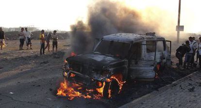 Un coche incendiado de los rebeldes tras los enfrentamientos en Yemen.