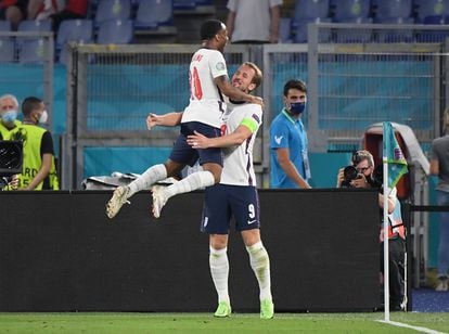Harry Kane y Raheem Sterling celebran el tercer gol de Inglaterra en el estadio Olímpico de Roma.