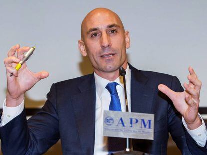 Rubiales, durante la rueda de prensa en la que anunci&oacute; su renuncia a la presidencia de la AFE y su candidatura a la Federaci&oacute;n. 