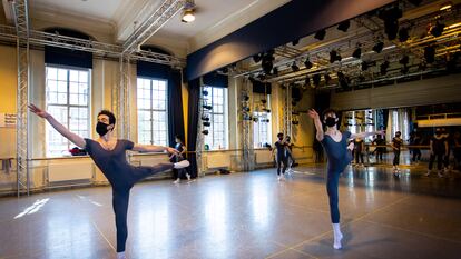 De Izquierda a derecha, José Lorca y Samuel López, estudiantes de la English National Ballet School, durante una de sus clases en Londres.