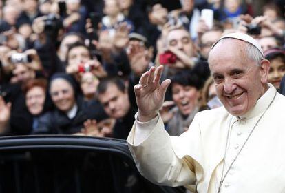 El Papa sale de una misa con los jesuitas este viernes.