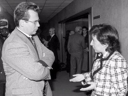 Foto de archivo del 10 de diciembre de 1996 en la que Garzón conversa con Margarita Robles.