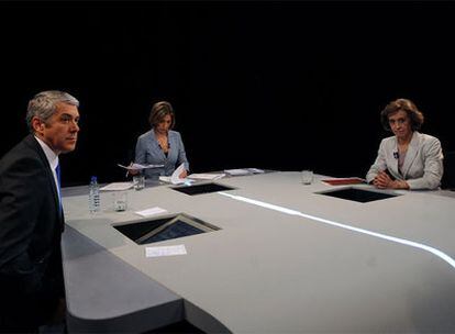 El primer ministro, José Sócrates, antes del debate televisivo con la candidata conservadora Manuela Ferreira Leite, celebrado el sábado por la noche.