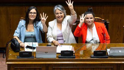 Fotografía cedida por el Senado de Chile, de la Ministra del trabajo, Jeannette Jara (c), junto a la portavoz de Gobierno, Camila Vallejos (i) y la ministra de la Mujer y la Equidad de Género, Antonia Orellana (d).