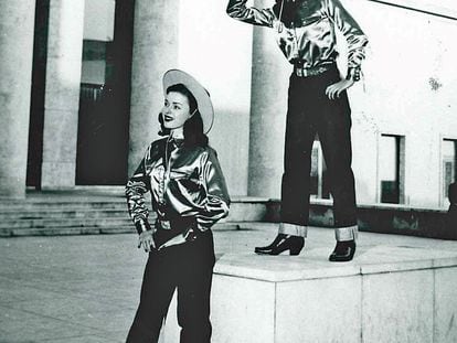 Las gemelas Pat y Priscilla Emeritt, que protagonizaron el primer desfile de Levi's en París en 1947.