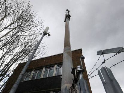 Antena de telefonía móvil dañada por el fuego cerca de Birmingham.