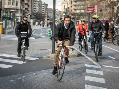 Varias personas van en bicicleta a su trabajo en Valencia, este jueves.