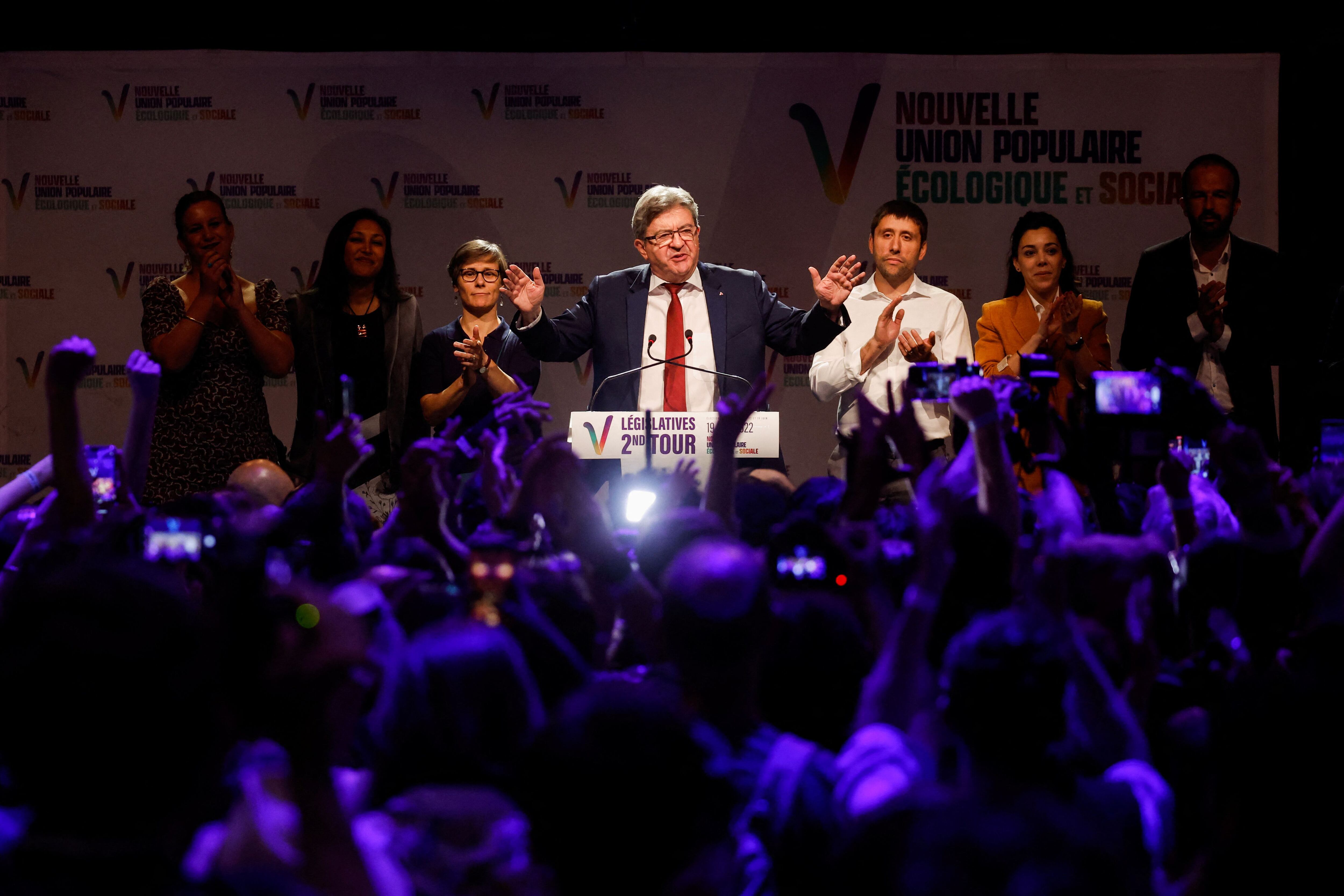 Jean-Luc Mélenchon, líder del partido de la oposición francesa, gesticula mientras pronuncia un discurso tras los primeros resultados de la segunda ronda de las elecciones parlamentarias francesas, en París.