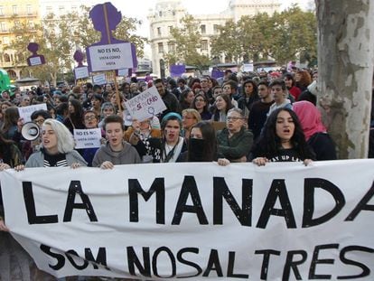La manifestación en Valencia de apoyo a la víctima de una violación múltiple en los Sanfermines de 2016.