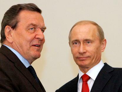 Foto de archivo de presidente ruso. Vladimir Putin y el excanciller alemán Gerhard Schröder.