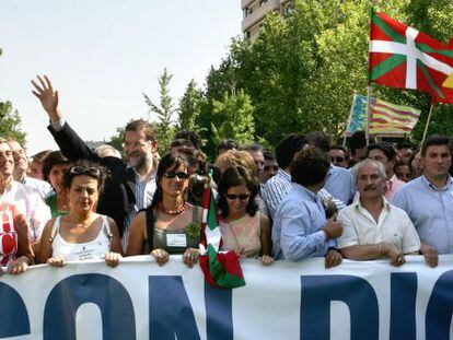 Mariano Rajoy, durante una manifestación contra el diálogo con ETA en junio  de 2005.