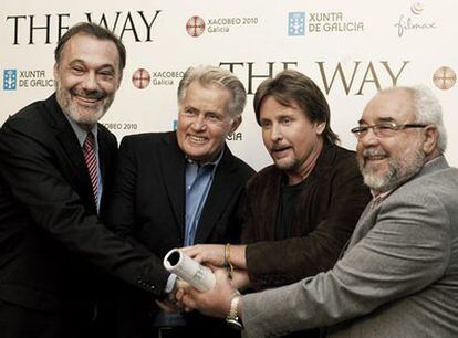 De izquierda a derecha, el consejero Roberto Varela, Martin Sheen, Emilio Estevez y el productor de la película 'The Way' Julio Fernández, en el estreno de la película, en el Teatro Principal de Santiago de Compostela.