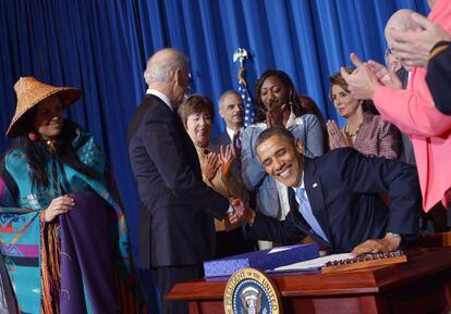 Barack Obama estrecha la mano de Joe Biden, tras firmar la Ley contra la Violencia contra las Mujeres.