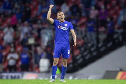 Uruguayan Jonathan Rodríguez, scorer of the goal, celebrates the winning goal.
