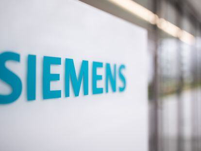 Logo de Siemens en unas oficinas de la empresa en Erlangen (Baviera).