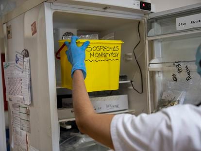 Una técnico de laboratorio recoge un cubo con muestras sospechosas de viruela del mono para analizarlas en Madrid, España, el 6 de junio de 2022.