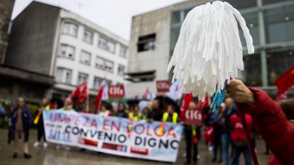 Concentración de protesta de las limpiadoras de Lugo el pasado octubre, pocos días después de arrancar la huelga.
