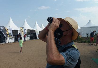 Francesc Giró echa una última mirada con sus viejos prismáticos antes de donarlos para Kenia en el Delta Birding Festival, el sábado.
