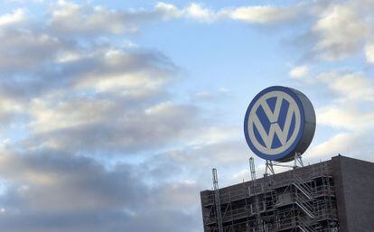 El símbol de Volkswagen a la seu de la firma, a Wolfsburg.