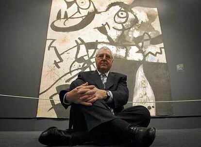 Tomàs Llorens, ayer ante la obra de Miró <i>Mujeres, pájaros</i> (1973), en el Museo Thyssen.