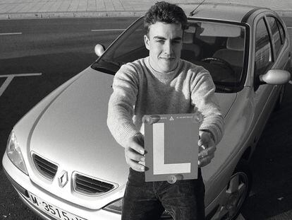 Fernando Alonso muestra la L de su coche en Oviedo en 1999.