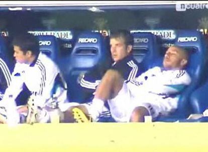 Faubert, a la derecha, junto a Van der Vaart, en el banquillo del Madrid en El Madrigal el pasado sábado.