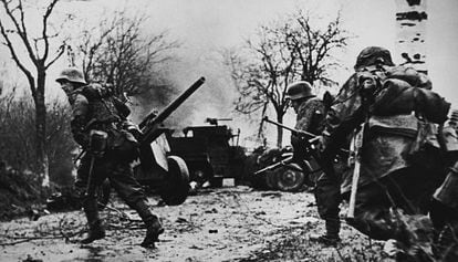 Soldados alemanes avanzan durante la batalla de las Ardenas en 1944.