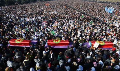 Decenas de miles de personas acuden al funeral de las tres activistas kurdas asesinadas en Par&iacute;s, el jueves en Diyarbakir.