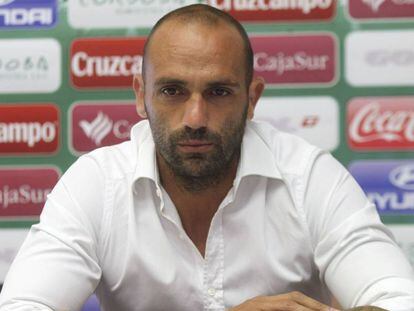 Raúl Bravo, durante una rueda de prensa mientras era jugador del Córdoba.