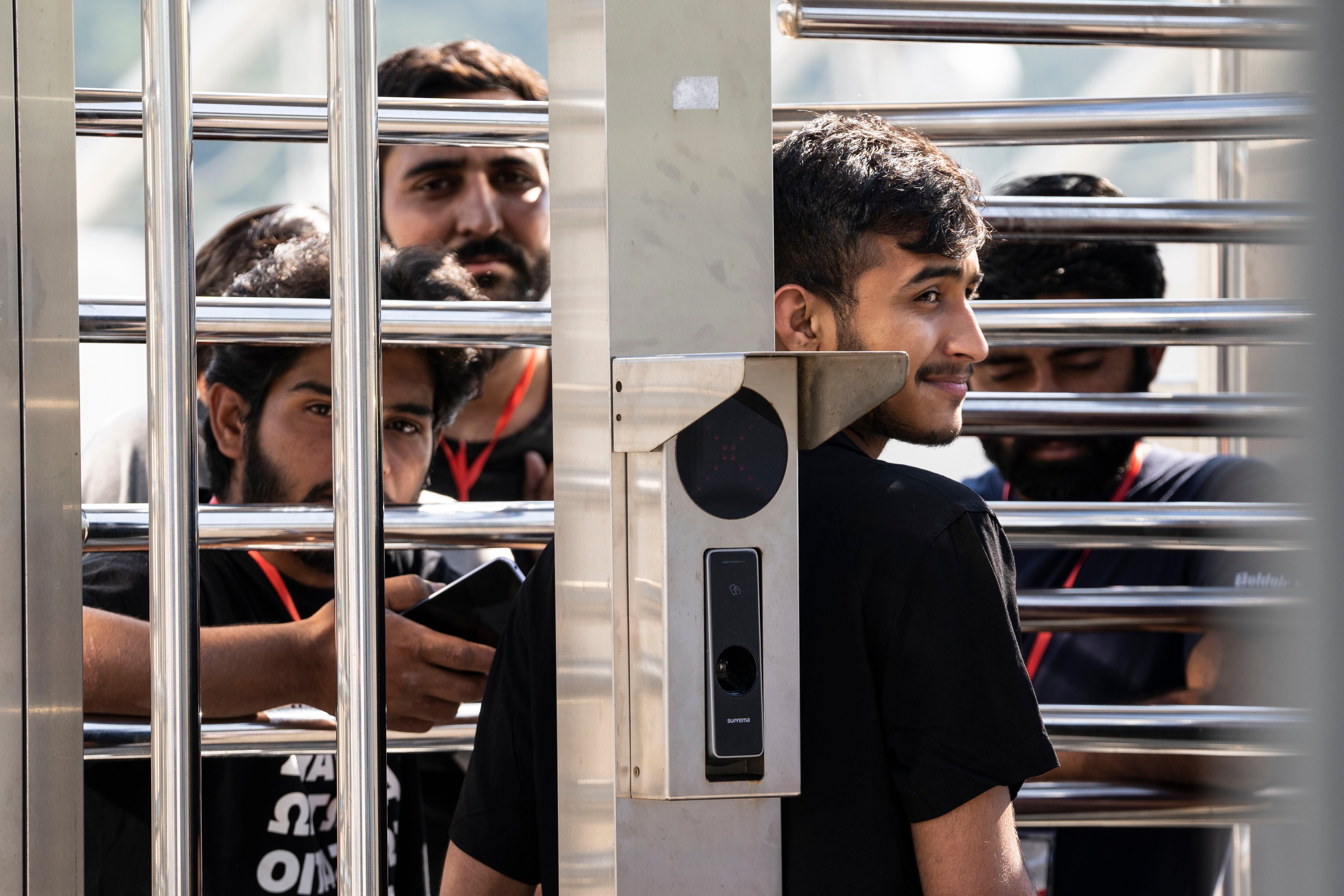 Un joven conversa con algunos de los supervientes del naufragio el pasado 19 de junio en el campo de refugiados de Malakasa, a 40 kilómetros de Atenas. 