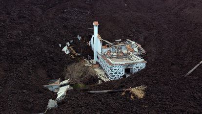 Vivienda rodeada por los restos de la erupción, el 16 de diciembre en La Palma.