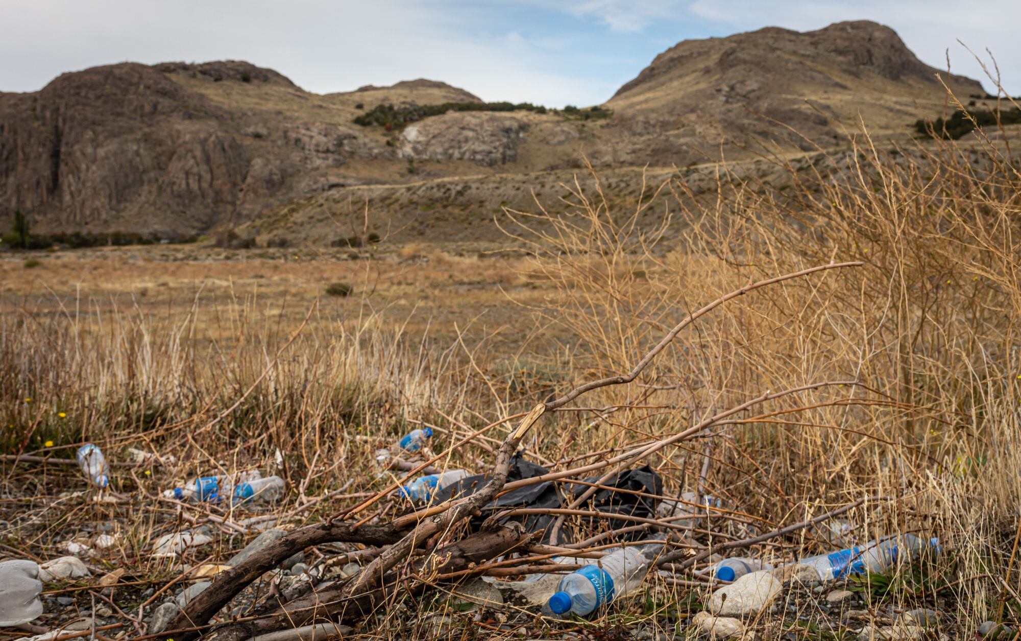 Envases de botellas de agua mineral en las cercanías al CARRI Municipal, al lado del Río Fitz Roy.