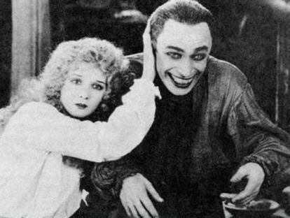 El personaje del Joker se inspiró en el protagonista de la película 'El hombre que ríe' (1928), interpretado por el alemán Conrad Veidt, sobre un personaje condenado a sonreír. Debía morir en su primera aparición pero demostró tener más vidas que un gato. Es uno de los villanos más célebres de la historia del cómic.