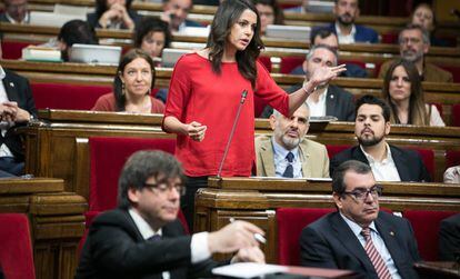 En primera fila, el presidente catalán, Carles Puigdemont (I) y la líder de la oposición, Ines Arrimadas (detrás) pregunta durante la sesión de control.