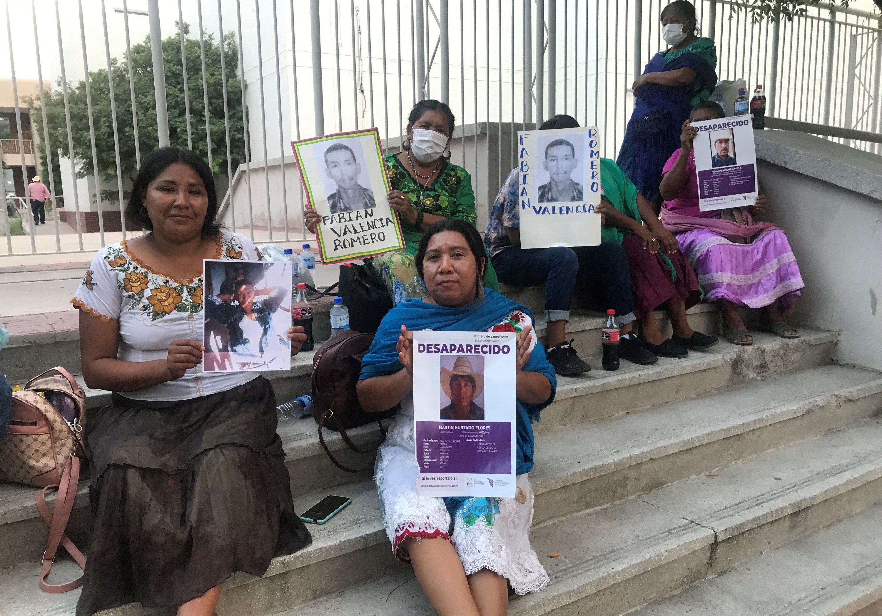 Indígenas yaquis se manifiestan para exigir justicia por sus familiares desaparecidos en Hermosillo.