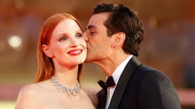 Oscar Isaac besa a Jessica Chastain antes de la proyección de gala de 'Secretos de un matrimonio', en el festival de Venecia. En vídeo, el tráiler.