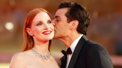 Oscar Isaac besa a Jessica Chastain antes de la proyección de gala de 'Secretos de un matrimonio', en el festival de Venecia. En vídeo, el tráiler.