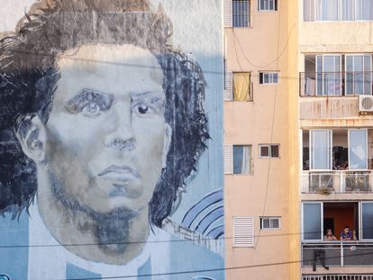 Vista del complejo de viviendas "Fuerte Apache" donde un mural homenajea al jugador Carlos Tévez nacido en el barrio, durante la cuarentena en Buenos Aires.