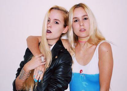 Las gemelas Luc&iacute;a (izquierda) y Helena Cuesta, posando con las joyas que ellas mismas han dise&ntilde;ado.