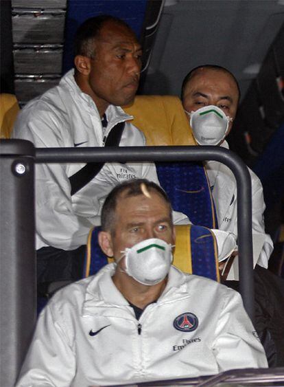 Miembros del París Saint-Germain, en el autobús del equipo.