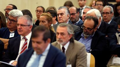 El banquillo de los acusados en uno de los juicios de Gürtel, donde se ve a Luis Bárcenas (arriba en el centro), Francisco Correa (abajo a la derecha) y Pablo Crespo (a la izquierda).