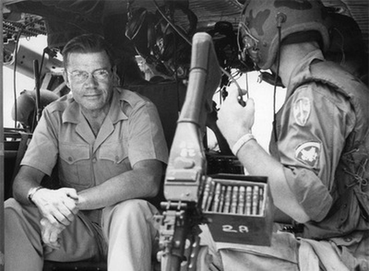 Robert McNamara, en un helicóptero <b>Huey,</b> durante su visita a los <i>marines</i> en Chu Lia, al sur de Vietnam, en julio de 1965.