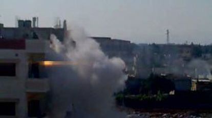 Captura de un v&iacute;deo que muestra el supuesto bombardeo de un edificio en el barrio de Bab Amro, en Homs.
